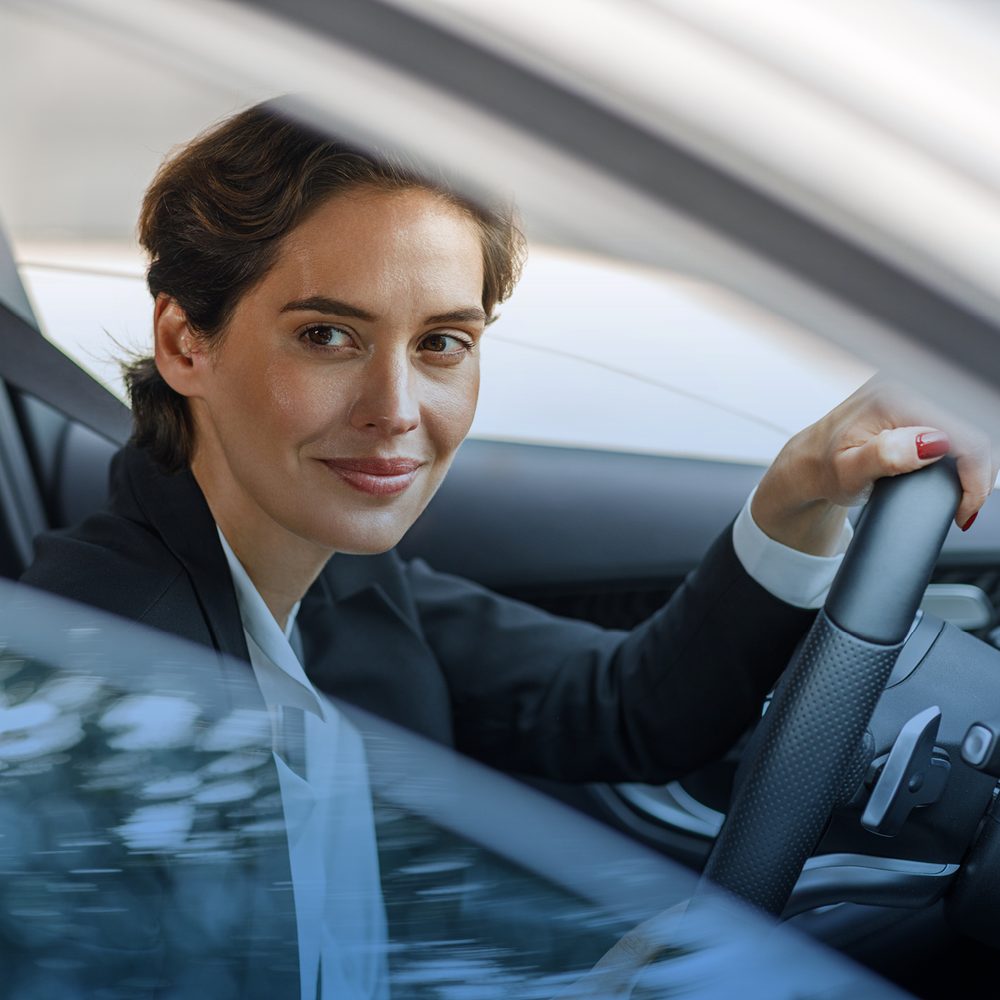 Mitarbeiter bucht ein Poolfahrzeug über Commander am Laptop
